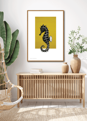 Seahorse on Yellow  - Stilren og flott kunstplakat